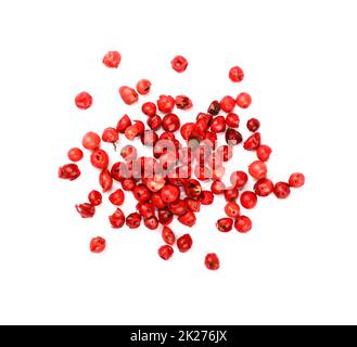 Tas de grains de poivre rose rouge isolés Banque D'Images