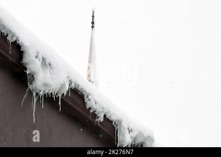 des glaçons sur le toit, il neige, c'est un hiver difficile Banque D'Images