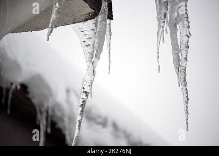 des glaçons sur le toit, il neige, c'est un hiver difficile Banque D'Images