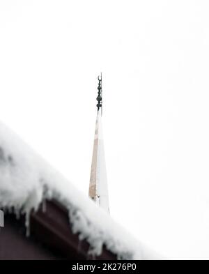 des glaçons sur le toit, il neige, c'est un hiver dur, un minaret de la mosquée et il neige, un hiver dur en turquie Banque D'Images