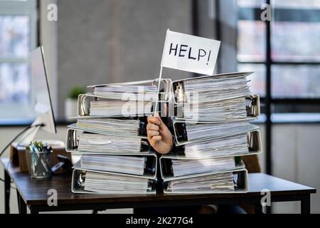 Des hommes tristes au bureau avec charge de travail fiscale Banque D'Images