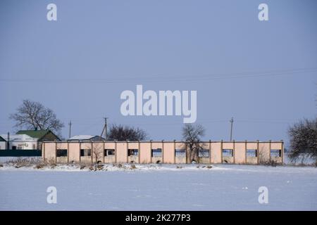 squelette du bâtiment de la pompe à eau. Station de pompage d'eau détruite. Banque D'Images