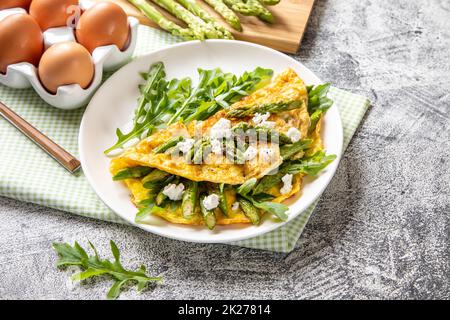 Omelette savoureuse gastronomique aux œufs avec asperges et fromage doux. Asperges. Asperges fraîches avec œufs Banque D'Images