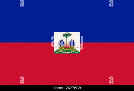 Drapeau national d'Haïti sur la surface du tissu. Texture du tissu. Haïti pays Banque D'Images