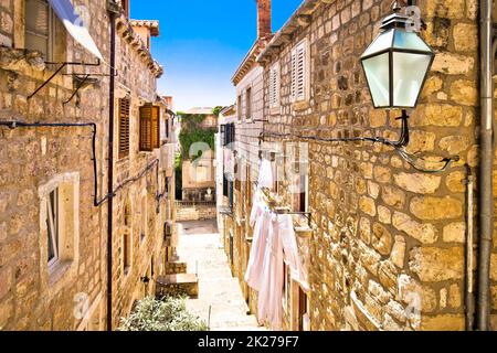 Dubrovnik vue sur la rue étroite et colorée, destination touristique Banque D'Images