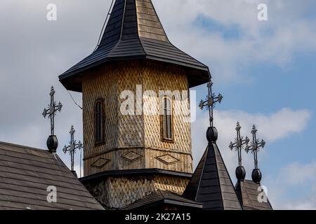 Une tour d'église en bois dans la Bucovine en Roumanie Banque D'Images