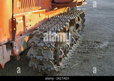 Les chenilles de vieux tracteur Banque D'Images