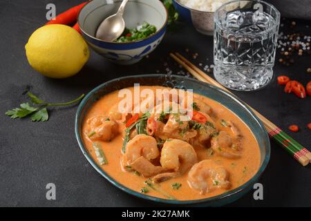 Crevettes thaïlandaises au curry rouge. Soupe de curry rouge traditionnelle thaïlandaise avec crevettes et lait de coco. Banque D'Images