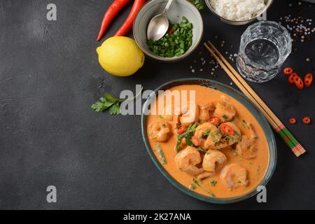 Crevettes thaïlandaises au curry rouge. Soupe de curry rouge traditionnelle thaïlandaise avec crevettes et lait de coco. Banque D'Images