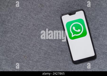 Minsk, Bélarus - 13 janvier 2022 : application whatsapp sur l'écran du smartphone Banque D'Images