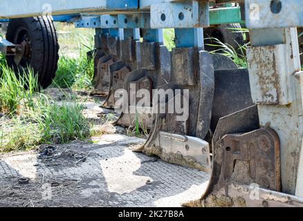 Charrue sur la remorque du tracteur. Charrue pour labourer le sol. Banque D'Images