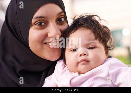 Maman peu d'amour. Une mère musulmane et sa petite fille de bébé Maman peu d'amour. Une mère musulmane et sa petite fille de bébé
