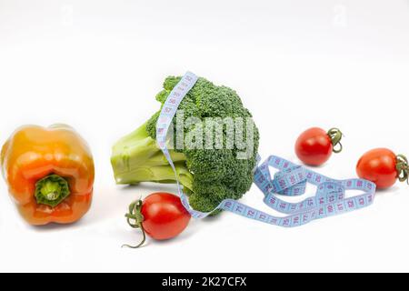 Brocoli frais, poivre et tomates sur fond blanc Banque D'Images