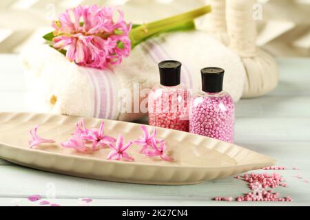 Le savon fait à la main et de sel de mer sur des nattes de bambou gris Banque D'Images