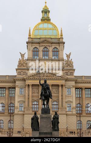 Musée national de Prague avec la statue de Saint Venceslas, République tchèque Banque D'Images