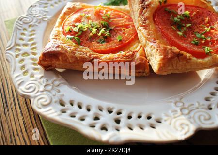 Puff-pizza de fromage mozzarella, tomates sur la plaque Banque D'Images