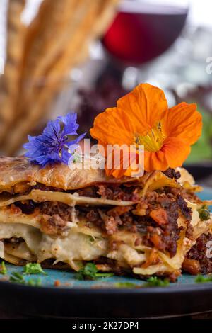lasagnes sur une assiette bleue Banque D'Images