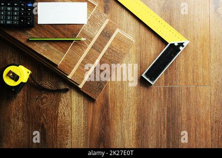 Plancher en stratifié bandes et des outils sur fond de bois Banque D'Images