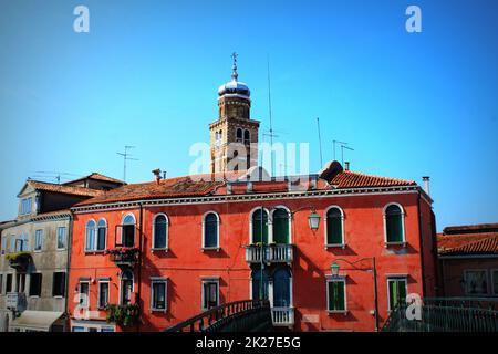 Les bâtiments résidentiels et colorées de l'hôtel San Pietro Martire dans l'église de Burano, l'île de la lagune de Venise Banque D'Images