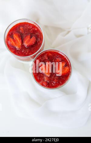 Pudding aux graines de fraise et de chia dans une tasse pour le petit déjeuner et fraises en forme de coeur. 14 février, rue Saint Valentin. Banque D'Images