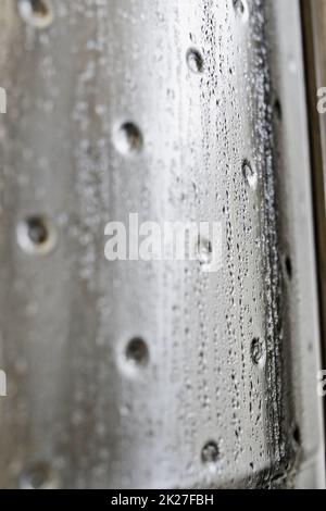 Maintenant, c'est froid. Gros plan de la condensation d'eau sur un cylindre métallique. Banque D'Images