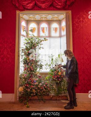 Twickenham, Londres, Royaume-Uni. 22 septembre 2022. Le Strawberry Hill House Flower Festival revient à Twickenham pour une année 4th successive du 23rd au 25th septembre 2022 avec une exposition spectaculaire du meilleur des fleurs de culture britannique, un floristry durable sans mousse et la créativité de conception des grands designers floraux du Royaume-Uni. Organisé par Leigh Chappell et Janne Ford, le Festival des fleurs est produit pour la première fois cette année en association avec Flowers from the Farm, l'association primée de membres qui défend les producteurs artisanaux de fleurs coupées britanniques locales et saisonnières. Crédit: Malcolm Park Banque D'Images