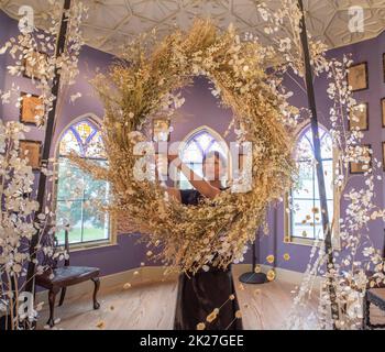 Twickenham, Londres, Royaume-Uni. 22 septembre 2022. Le Strawberry Hill House Flower Festival revient à Twickenham pour une année 4th successive du 23rd au 25th septembre 2022 avec une exposition spectaculaire du meilleur des fleurs de culture britannique, un floristry durable sans mousse et la créativité de conception des grands designers floraux du Royaume-Uni. Organisé par Leigh Chappell et Janne Ford, le Festival des fleurs est produit pour la première fois cette année en association avec Flowers from the Farm, l'association primée de membres qui défend les producteurs artisanaux de fleurs coupées britanniques locales et saisonnières. Image: Deborah bain Banque D'Images