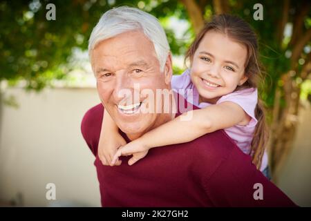 Shes ma petite princesse. Portrait court d'un homme âgé qui se joint à sa petite-fille Banque D'Images