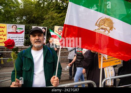 Londres, Royaume-Uni. 22nd septembre 2022. Les Iraniens à Londres protestent contre la mort de Mahsa Amini devant l'ambassade iranienne, 16 Prince's Gate, Londres, SW7 1pt. Roses rouges posées sur une table commémorative portant une photo de Mahsa Amini, également connue sous le nom de Jina Amini d'héritage kurde, la jeune femme qui est décédée pendant la garde à vue de la police morale en Iran à la suite d'une violation présumée des règlements somptuaires concernant le hijab. Crédit : Peter Hogan/Alay Live News Banque D'Images