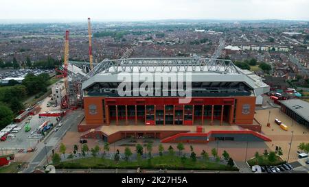 Stade Anfield du FC Liverpool d'en haut - vue aérienne - LIVERPOOL, Royaume-Uni - 16 AOÛT 2022 Banque D'Images