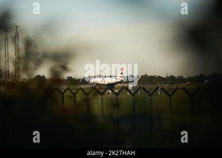 DubLi, Irlande - 10.11.2021: Avion Ryanair sur l'aéroport de Dublin.Avion de ligne commercial atterrissant dans une belle lumière de coucher de soleil.Vol trad Banque D'Images
