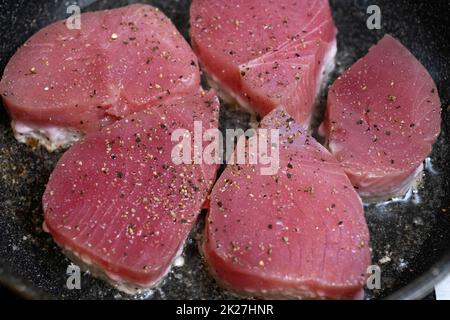 Steaks de thon crus servis sur une poêle en métal. Vue rapprochée. Banque D'Images