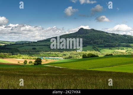 Vue sur Hohenstoffeln et le lac Binninger See à Hegau, district de Konstanz, Bade-Wurtemberg, Allemagne Banque D'Images