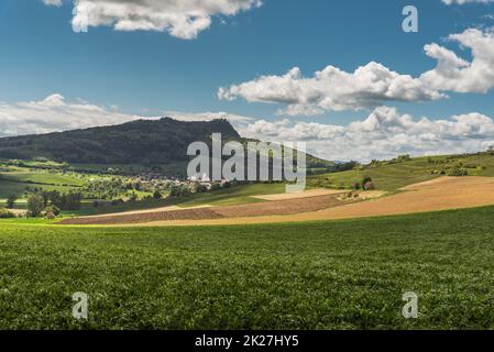 Le volcan Hohenstoffeln et le village de Weiterdingen à Hegau, district de Konstanz, Bade-Wurtemberg, Allemagne Banque D'Images