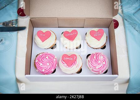 Me marier proposition de mariage sur les cupcakes Banque D'Images