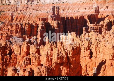 La beauté des tons de rouge et d'orange capturés au coucher du soleil dans le parc national de Bryce Canyon Banque D'Images