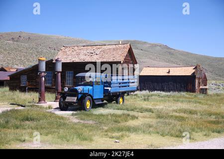 La station-service abandonnée et le camion bleu de la ville fantôme de Bodie dans le désert Banque D'Images