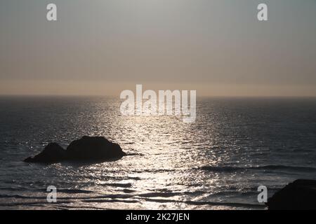 Un coucher de soleil jaune sur l'océan sur les bains Sutro à San Francisco Banque D'Images