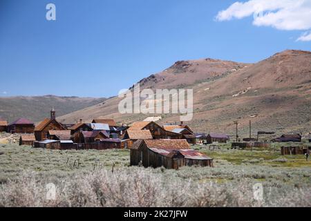 Les belles ruines de la ville de Bodie, où se trouve la ruée vers l'or, avec les montagnes et le désert Banque D'Images