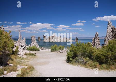 Tours de tufa volcaniques et hoodoos de Mono Lake en Californie orientale Banque D'Images