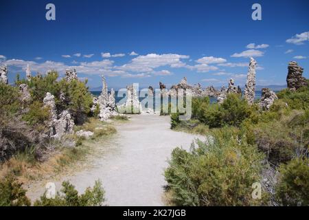 Tours de tufa volcaniques et hoodoos de Mono Lake en Californie orientale Banque D'Images