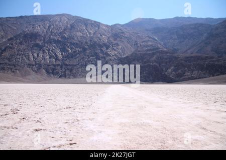 La surface chaude de sel blanc du bassin de Badwater dans le désert de la Vallée de la mort Banque D'Images