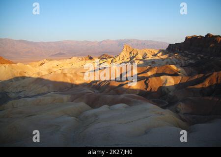 Le soleil du matin met en évidence les dunes et les couleurs de Zabriskie point dans le désert de la Vallée de la mort Banque D'Images
