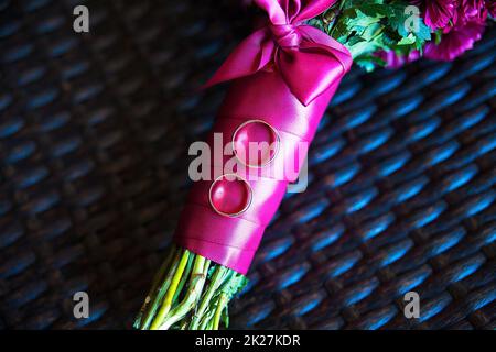 Joints toriques close up étendu sur le bouquet de mariée Banque D'Images