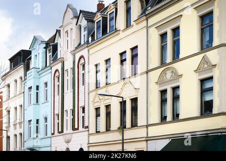 belles maisons aux couleurs pastel restaurées de la fin du 19th siècle à cologne ehrenfeld Banque D'Images