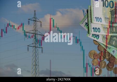 pylône d'électricité unique avec de nombreuses pièces et billets en euros et un tableau du marché concernant les augmentations de prix de l'électricité Banque D'Images