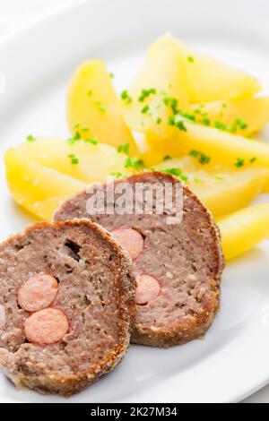 pain de viande maison rempli de saucisse Banque D'Images