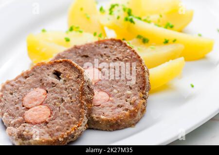 pain de viande maison rempli de saucisse Banque D'Images