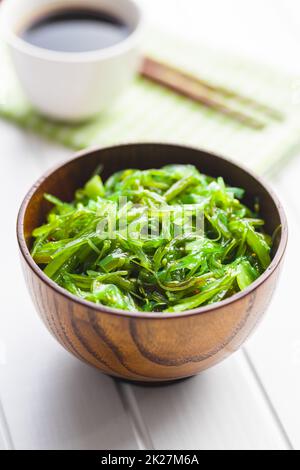 Wakame vert. Salade d'algues dans un bol Banque D'Images