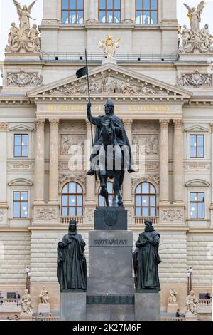 Musée national de Prague avec la statue de Saint Venceslas, République tchèque Banque D'Images